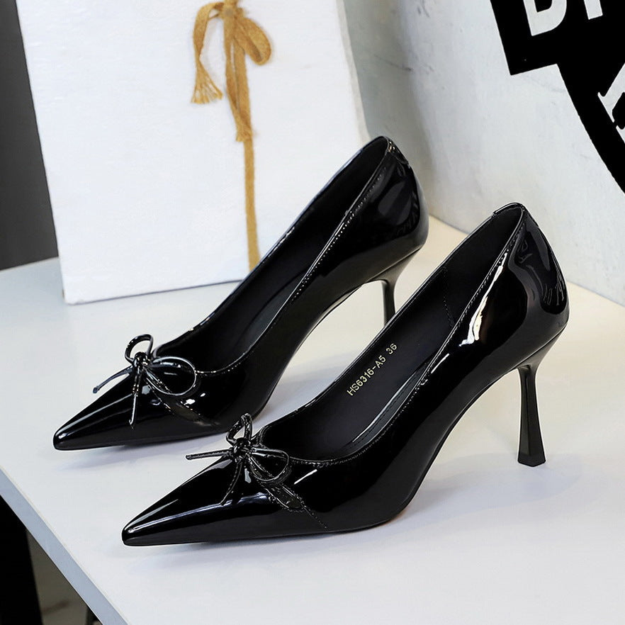 Stiletto Pumps With A Pointed Toe And Bow Detail
