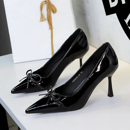 Stiletto Pumps With A Pointed Toe And Bow Detail